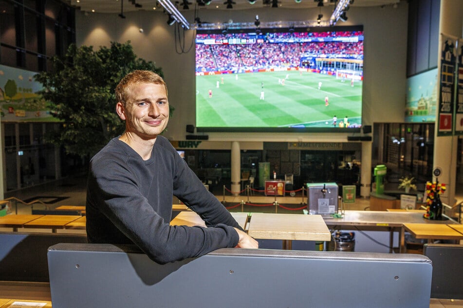 Zuschauer Dirk Schmidt (28) war überrascht, dass um Drei Uhr morgens wirklich das "Haiti gegen Schottland"-Spiel im Kaufpark gezeigt wurde.