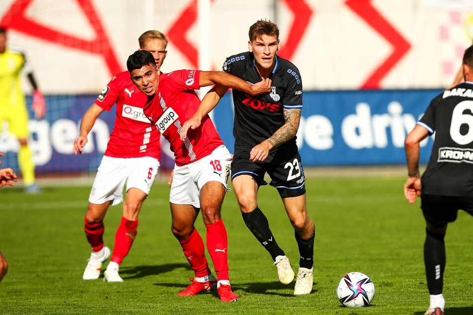 Der FSV kämpfte bis zum Schluss, so wie hier Johan Gomez (2.v.l.) im Zweikampf mit Duisburger Niclas Stierlin (2.v.r.).