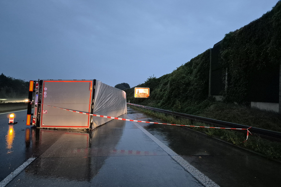 Auf der A4 bei Frechen ist ein Lkw umgestürzt.