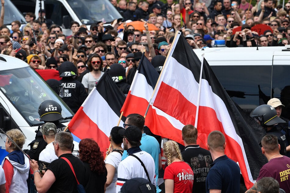 Braun gegen bunt: Die rechtsextreme Partei "Die Heimat" hat am CSD-Samstag zum Gegenprotest aufgerufen. (Symbolbild)