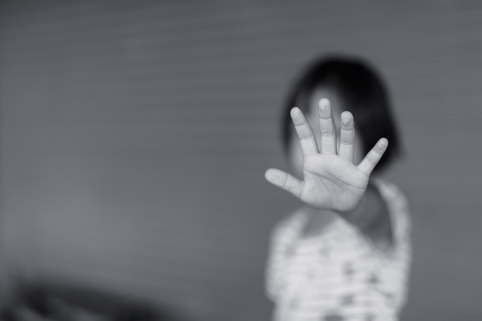 Ein 32-Jähriger aus Remscheid ist wegen schweren Kindesmissbrauchs angeklagt. (Symbolbild)
