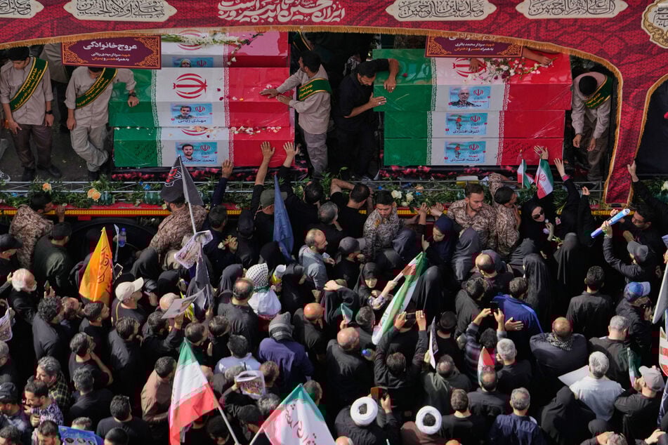 Trauernde Protestierende im Iran versammelten sich, um den Verstorbenen zu gedenken.