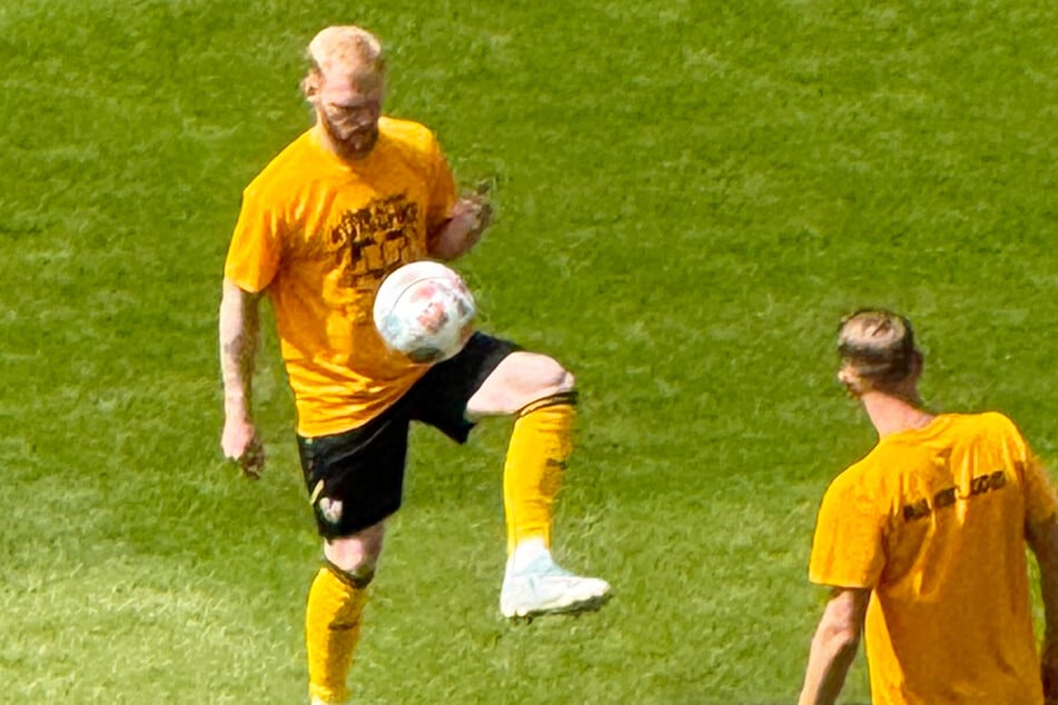 Alle Spieler, wie hier Nils Fröling, tragen das "Danke"-Shirt von Stefan Kutschke zum Abschied des Leaders.