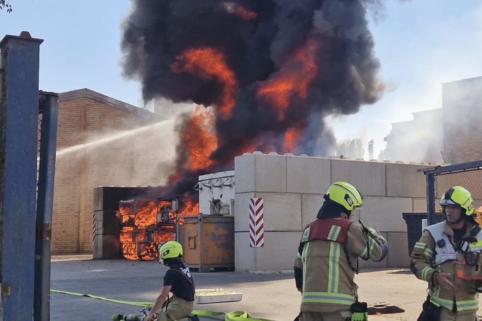 Berlin: Rauchsäule über Berlin: Feuer in Gewerbegebiet