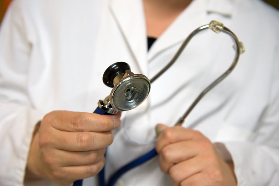 Die Ärztekammer Sachsen kritisiert zunehmende Gewalt gegenüber medizinischem Personal.