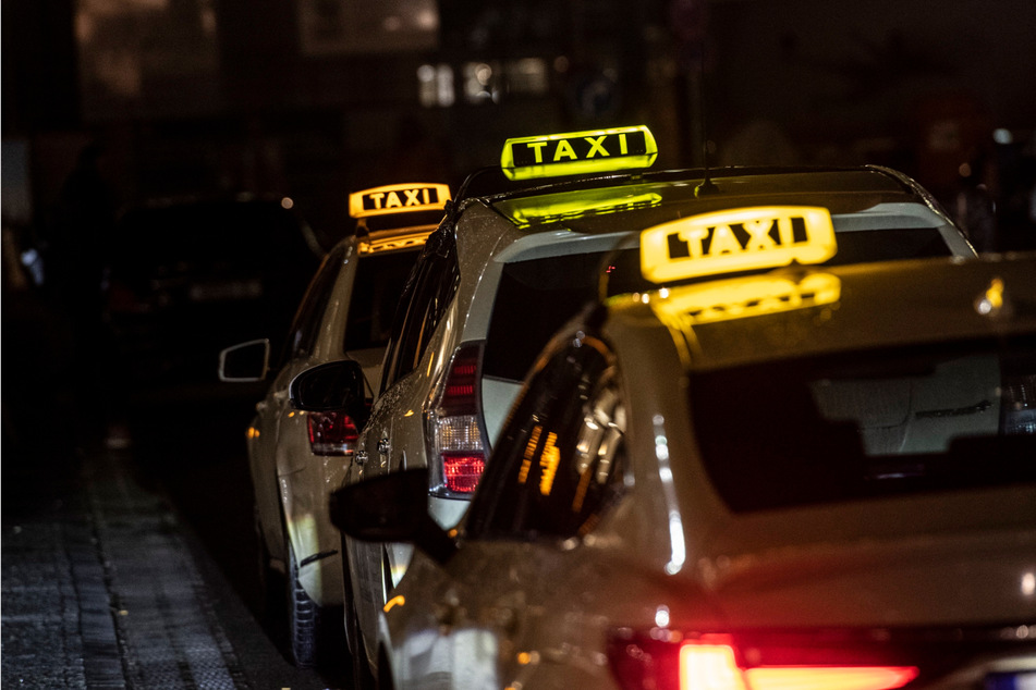 Die Fahrgäste eines Taxifahrers (43) in Blaustein weigerten sich, die Fahrtkosten zu zahlen.