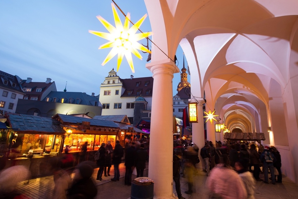 Vom Arkadengang aus hat man einen schönen Blick auf den Mittelalter-Weihnachtsmarkt im Stallhof Dresden.