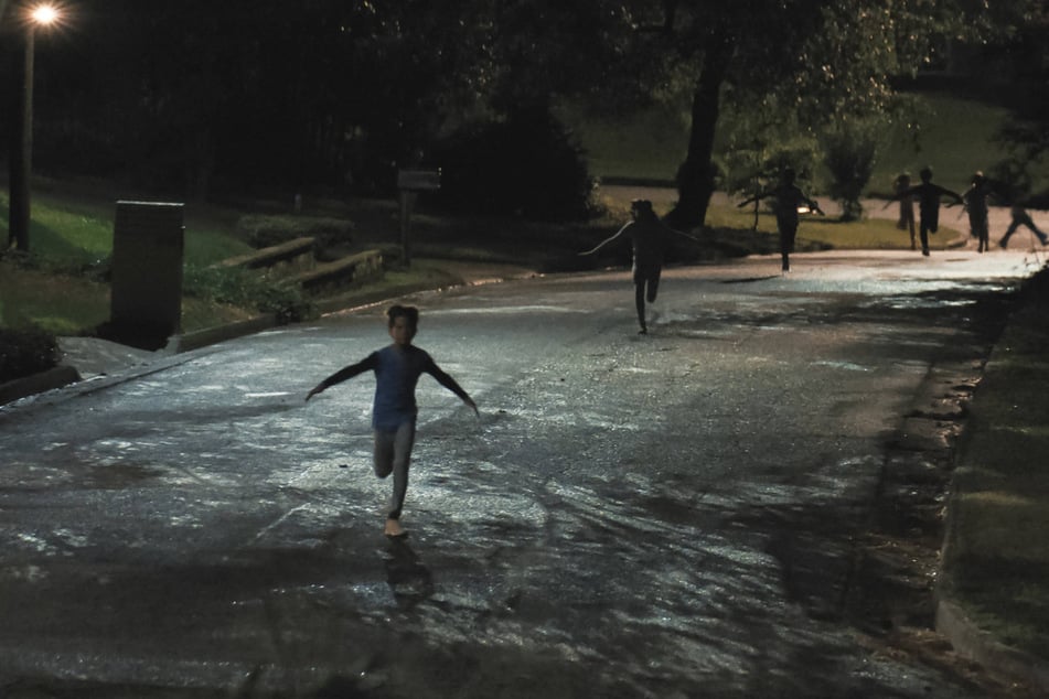 Weapons follows the mysterious disappearance of a group of children from the same school class in the middle of the night.