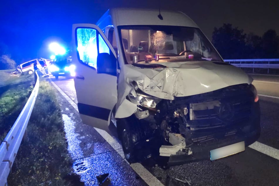 Auch der Mercedes Sprinter wurde beschädigt.