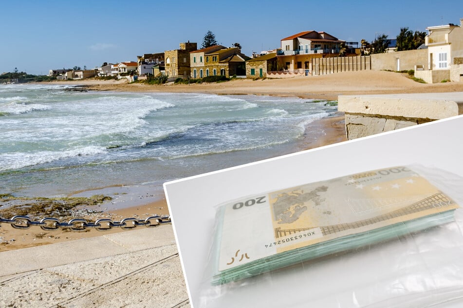 Badegäste planschen im Meer, plötzlich schwimmen jede Menge Geldscheine an ihnen vorbei