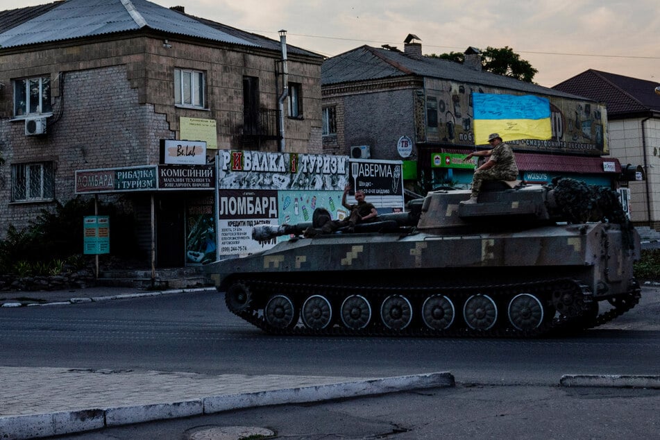 Ukrainische Soldaten fahren mit ihrem Panzer durch einen Ort in der Region Donezk, die gerade stark umkämpft ist.