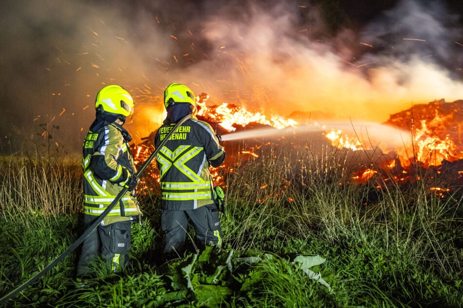 Die Feuerwehr brachte den Brand unter Kontrolle, danach konnte der Holzhaufen kontrolliert abbrennen.