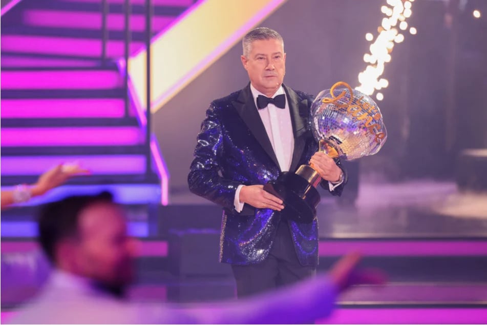 "Let's Dance"-Chefjuror Joachim Llambi (61) trägt den Sieger-Pokal ins Studio.