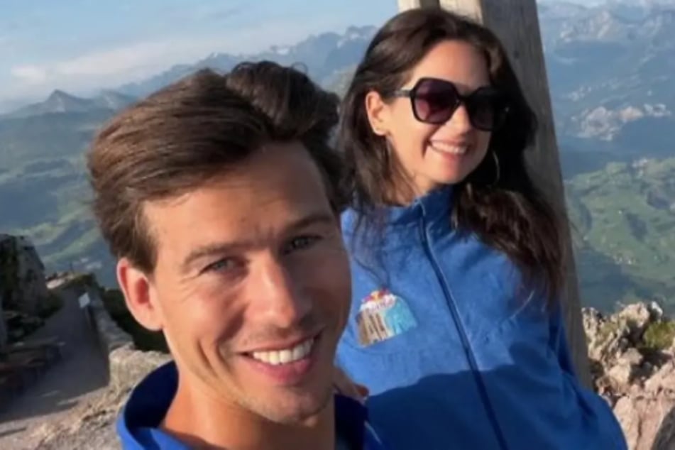 Von einem Aussichtspunkt auf einem Berggipfel beobachteten die beiden TV-Stars den Sonnenaufgang.