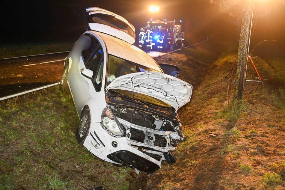 Auto landet in B2-Graben: Fahrerin ins Krankenhaus gebracht