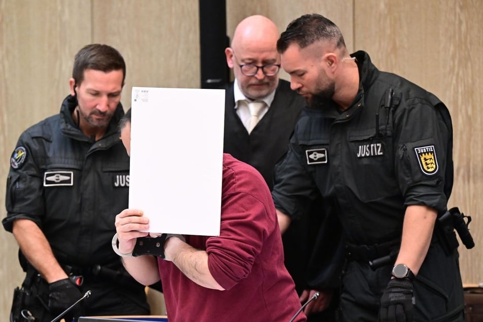 Der 40 Jahre alte Täter muss sich vor Gericht verantworten. Insgesamt sind 13 Verhandlungstage vorgesehen.