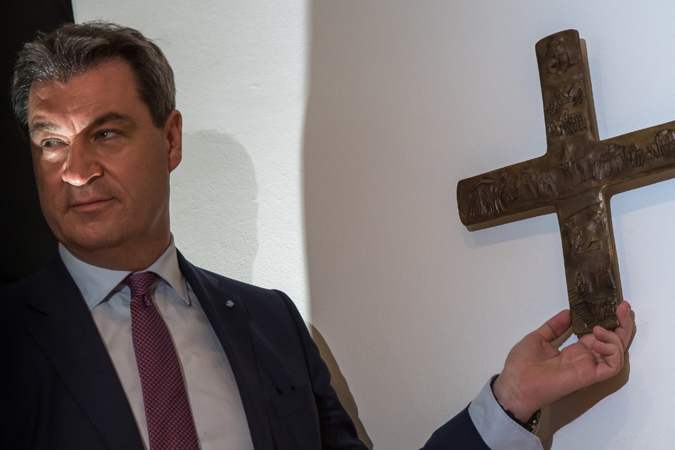 Ministerpräsident Markus Söder (56, CSU) hat veranlasst, dass in jeder bayerischen Behörde ein Kreuz aufgehängt wurde. Ändert sich das nun?