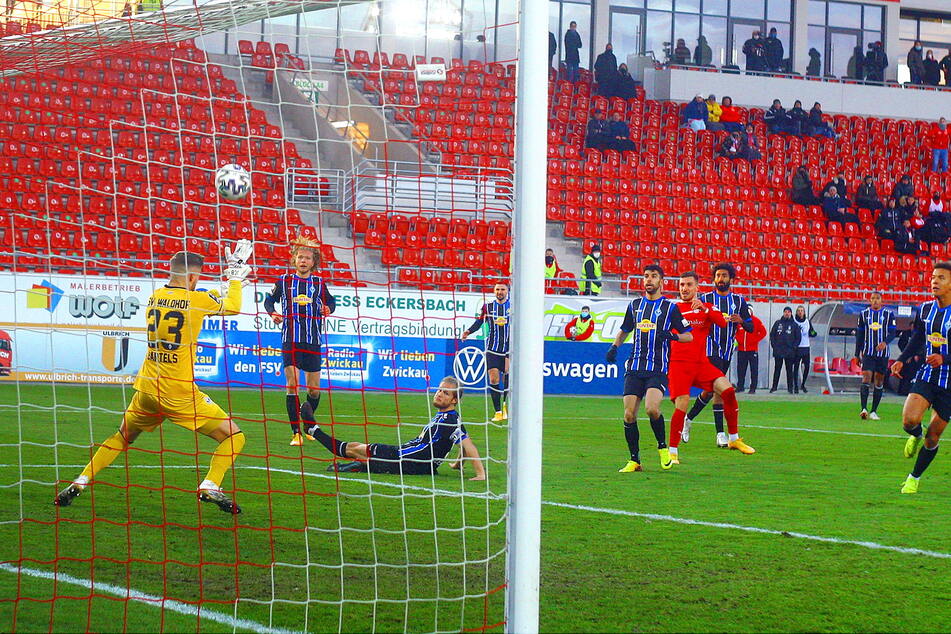 Kurz vor Schluss scheiterte FSV-Stürmer Maximilian Wolfram (4.v.r.) an Mannheims Keeper Jan-Christoph Bartels.