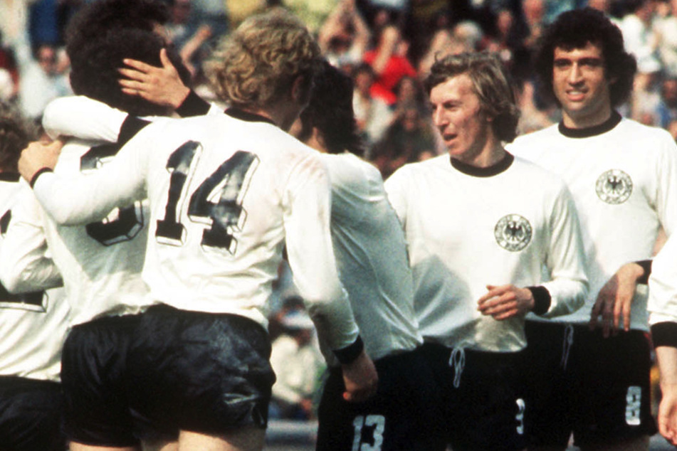 Mit der deutschen Nationalmannschaft wurde Jürgen Grabowski (2.v.r.) 1974 Weltmeister.