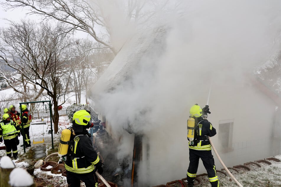 Die Flammen hatten sich unter das Dach des Gartenhauses ausgebreitet. Die Feuerwehr startete den Löschangriff mit zwei Angriffstrupps.