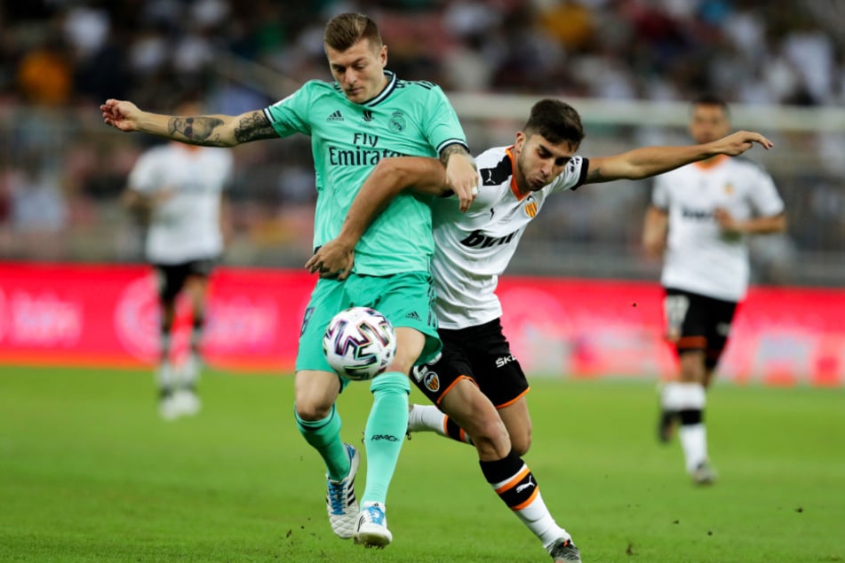 Ferran Torres (r.) avancierte in dieser Saison zum Stammspieler beim FC Valencia. Hier kämpft er mit Toni Kroos von Real Madrid um den Ball.