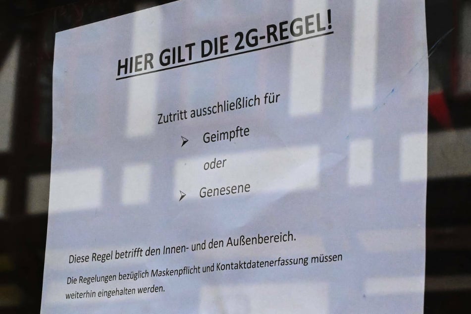 Ein Hinweis auf die 2G-Regel hängt im Fenster eines Cafés. Berlin will den Beschluss des Optionsmodells nun doch um eine Ausnahme für Kinder unter zwölf Jahren erweitern. (Symbolfoto)