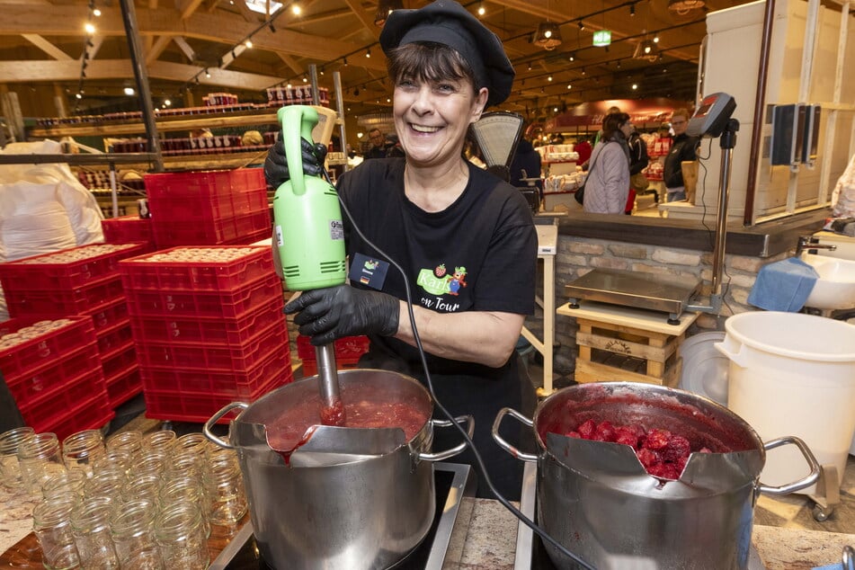 Simone (56) arbeitet bei Karls in der Marmeladen-Manufaktur. Sie bereitet vor Publikum aus gefrorenen Früchten süße Brotaufstriche zu.