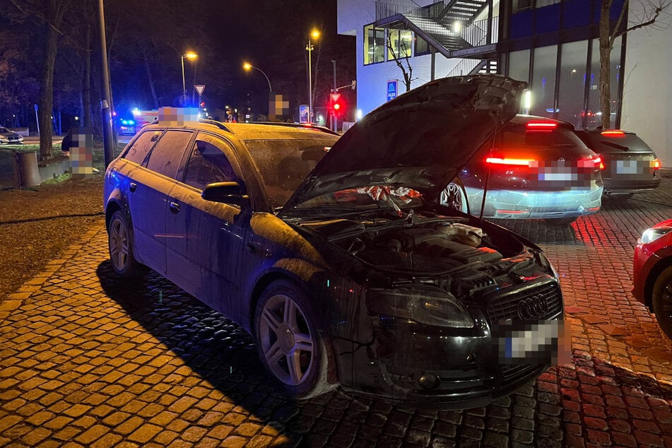 Der Audi wurde von der Feuerwehr aus der Tiefgarage ins Freie gezogen.