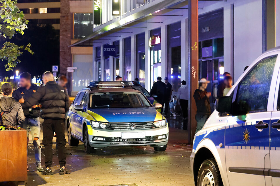 Bevor der Mann (24) das Taxi angriff und in den Imbiss ging, war er in einem Supermarkt Am Wall. (Archivbild)