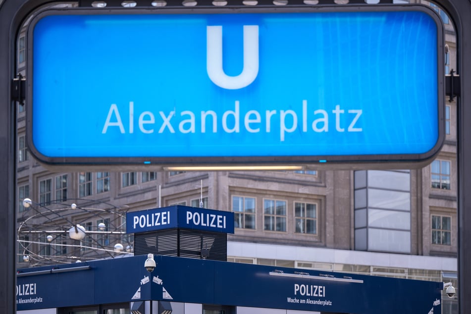 An der Polizeiwache am Alexanderplatz trug sich die grundlose Gewalt gegen einen 21-Jährigen zu. ((Archivbild)