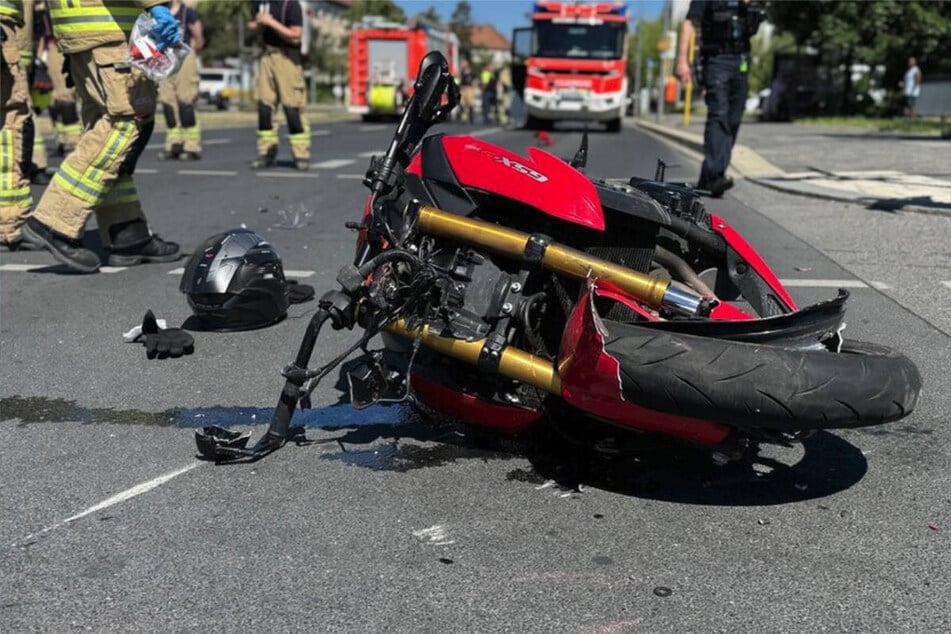 Der Motorradfahrer musste nach dem Zusammenprall ins Krankenhaus gebracht werden.