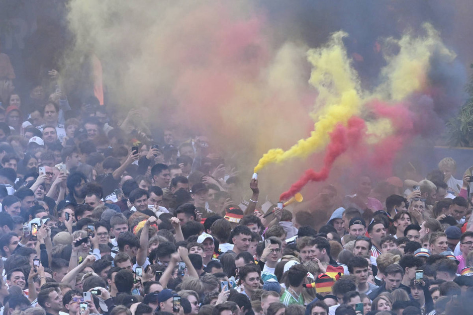 Der Andrang beim Public Viewing in der Frankfurter Fanzone war am vergangenen Freitag so groß, dass die Wasserschutzpolizei mehrere Menschen aus dem Gedränge befreien musste.