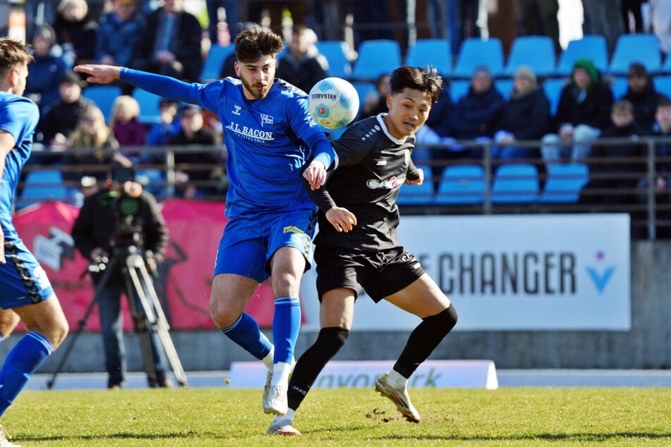 CFC-Offensivmann Jongmin Seo (r.) im Zweikampf mit einem Berliner.