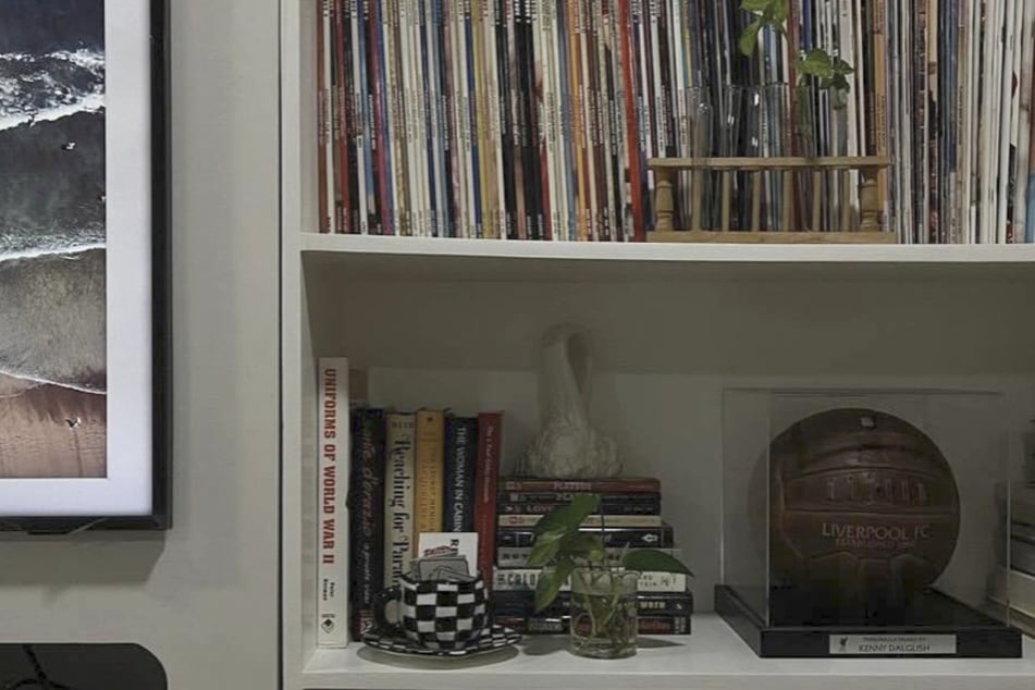 Alte Platten, Bücher und sogar ein alter Fußball vom FC Liverpool: Im neuen Haus von Sydney Lima (30) finden sich zahlreiche Schätze.