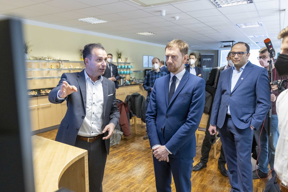 Ministerpräsident Michael Kretschmer (46, CDU, M.) besuchte am Montag das Dresdner "Joynext"-Werk. Die Chefs Stavros Mitrakis (50, l.) und John Marcus (34, r.) zeigten die neuen Produkte.