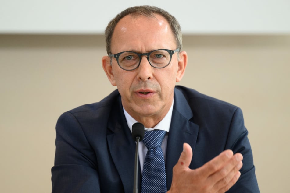 Jörg Urban (60) bietet als Vorsitzender der AfD in Sachsen der sächsischen Union von Michael Kretschmer (50) vertrauliche Etat-Gespräche an.