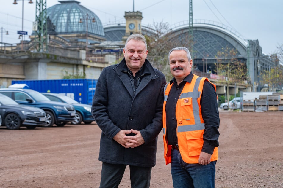 Überglücklich, dass alles geklappt hat: Bahnhofsmanager Heiko Klaffenbach (58, l.) und DB-Projektleiter Andreas Bach (58).