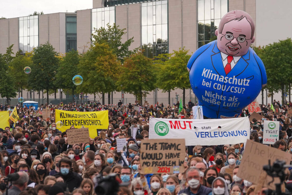 Bei einer großen "Fridays for Future"-Demonstration in Berlin ziehen die Teilnehmer am Freitag am Kanzleramt vorbei.