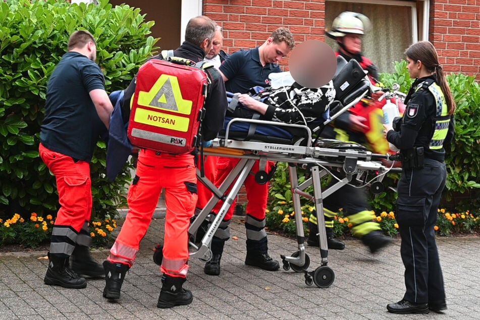 Hamburg: Mann zündet sich eine Zigarette an, dann knallt es
