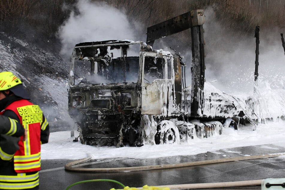Unfall A7: Nach Brand von Klebstoff-Lkw auf der A7: Fahrbahn noch immer nicht komplett frei