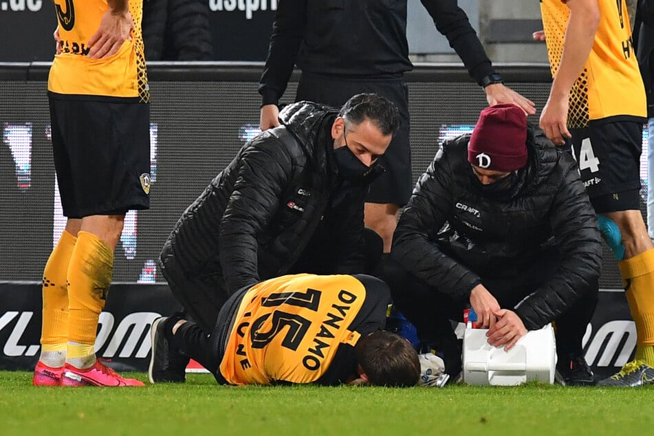 Chris Löwe (31, liegend) verletzte sich bereits im Oktober, es dürfte trotzdem noch lange dauern, bis er wieder für Dynamo Dresden auf dem Platz stehen kann.