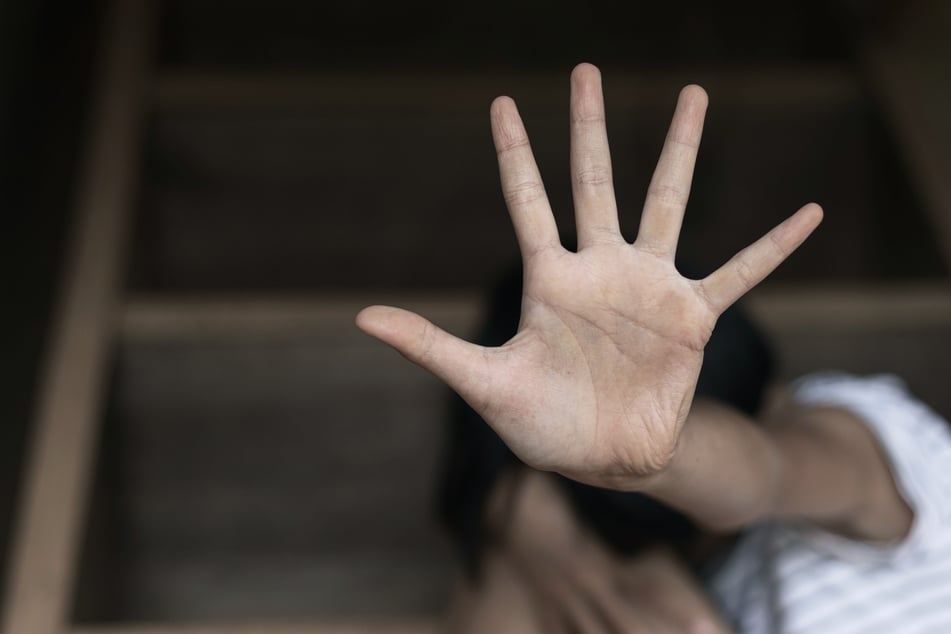 Mit Fäkalien durch die Wohnung gejagt: 20-Jähriger muss sich vor Gericht verantworten