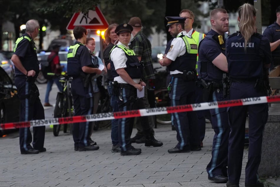 Die Polizei ist mit einem Großaufgebot vor Ort im Einsatz.