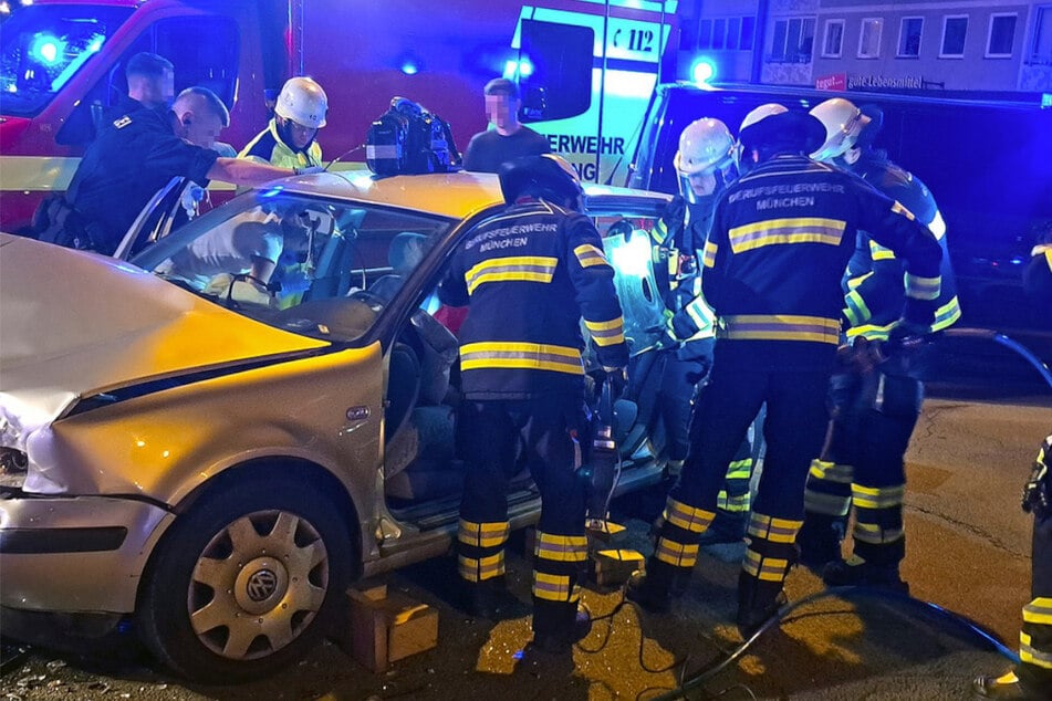 Die Feuerwehr musste den VW mit einer hydraulischen Schere aufschneiden.