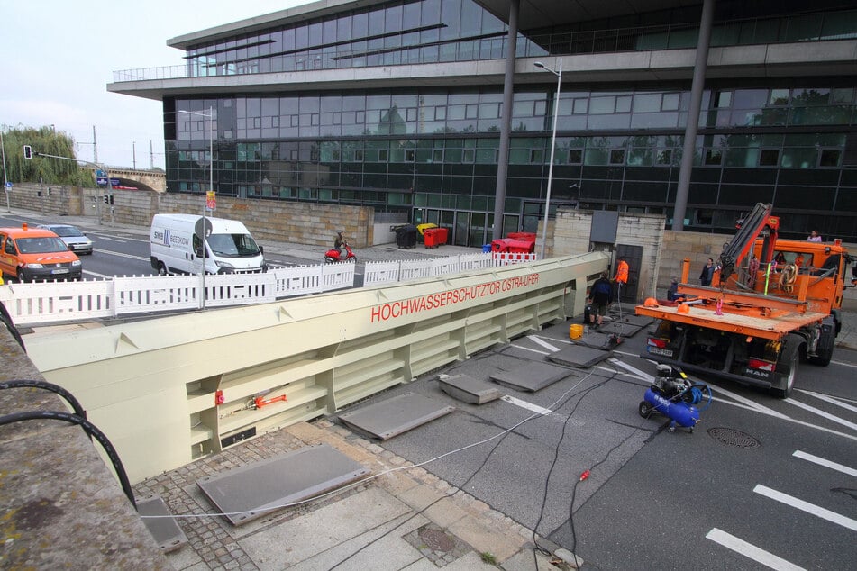 Das Hochwasserschutztor fährt auf Schienen aus der Tormauer und schließt im Fall der Flut die Lücke zum Kongresszentrum.