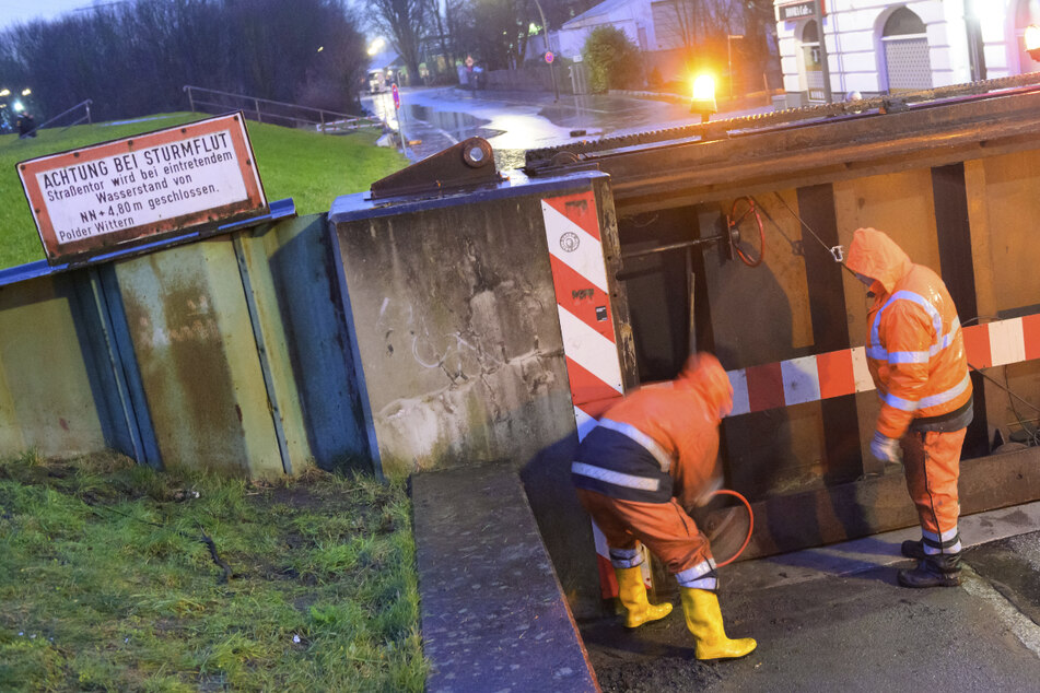 Um sich vor Orkan "Zeynep" und der Sturmflut zu schützen, wurde ein Flutschutztor am Deich in Hamburg-Wilhelmsburg geschlossen.