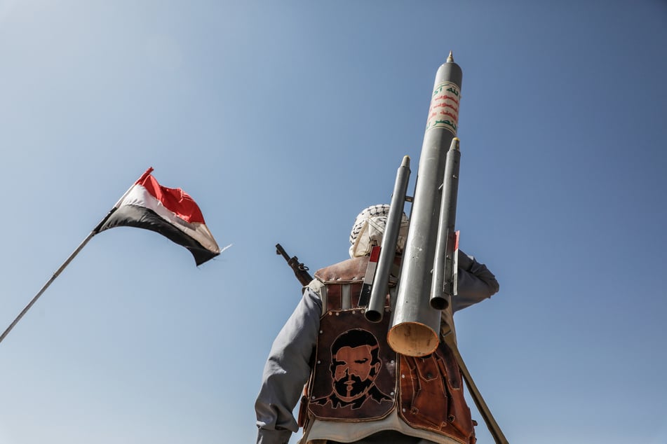 Seit Beginn des Gaza-Krieges greift die jemenitische Huthi-Miliz Israel immer wieder mit Raketen und Drohnen an. Israels Armee schlägt zurück - und warnt Irans Verbündeten mit Nachdruck. (Archivbild)