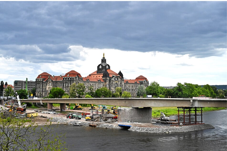 Hier läuft noch der Abriss: Mit einem Baustart für die neue Carolabrücke rechnen die Planer frühestens 2027. Optimistische Schätzungen gehen dann von einer zweieinhalbjährigen Bauzeit aus.