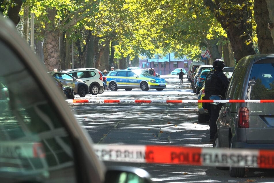 Der entsprechende Abschnitt auf der Ferdinand-Rhode-Straße wurde durch die Einsatzkräfte gesperrt.