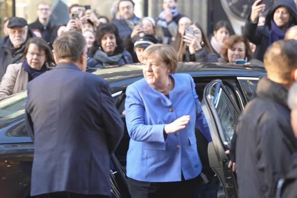 Angela Merkel trifft zur Signierstunde ein.